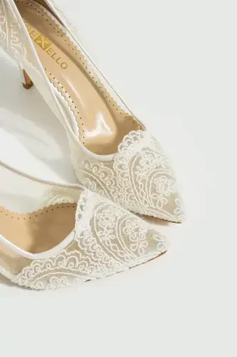 Woman White Lace Embroidered Bridal Shoes - 4