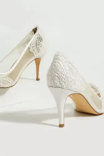 Woman White Lace Embroidered Bridal Shoes - 6