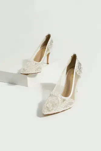 Woman White Lace Embroidered Bridal Shoes - 7