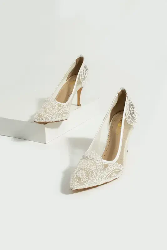 Woman White Lace Embroidered Bridal Shoes - 7