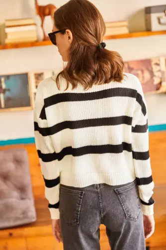Woman White Striped Mock Neck Crop Knit Sweater KZK-19000402-White - OLALOOK (1)