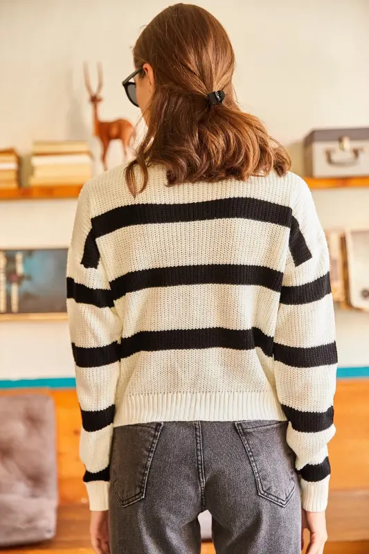 Woman White Striped Mock Neck Crop Knit Sweater KZK-19000402-White - 6
