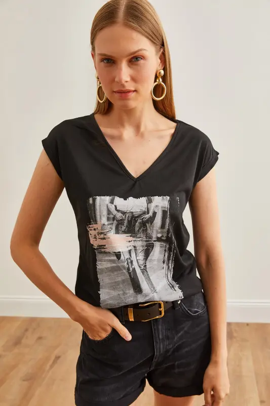 Women Black Brush V Neck Flamed Printed Knitted T-Shirt - 2