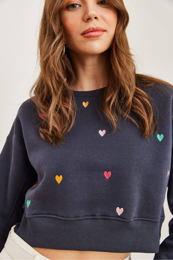 Women's Anthracite Heart Embroidered Thistle Crop Thick Sweatshirt SWT-19000662 - 5