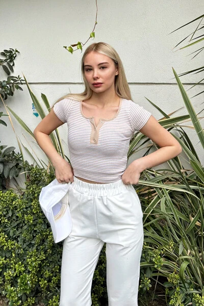 Women's Beige Striped Crop Knit Blouse with Snap Closure ALC-X11552 - TREND ALAÇATI STILI (1)