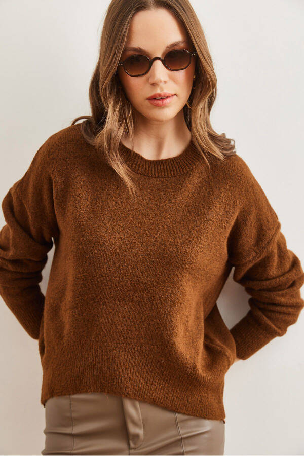 Women's Bitter Coffee Six Oval Cycling Neck Basic Knitted Sweater KZK-19000914 - 3