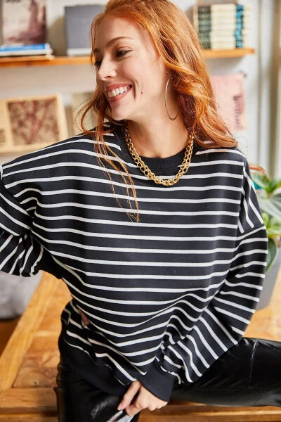 Women's Black and White Striped Basic Soft Textured Loose Sweatshirt SWT-19000457 - 3