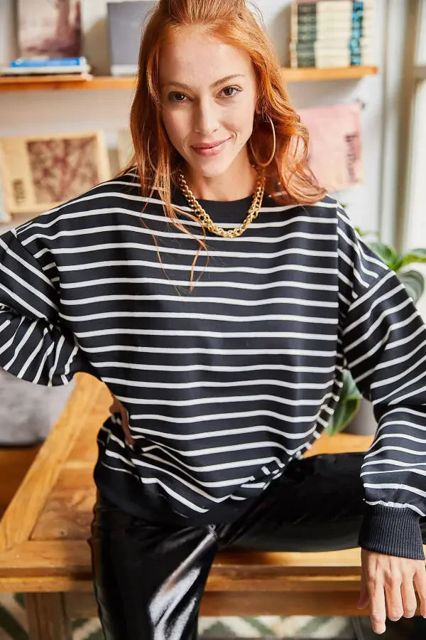 Women's Black and White Striped Basic Soft Textured Loose Sweatshirt SWT-19000457 - 4