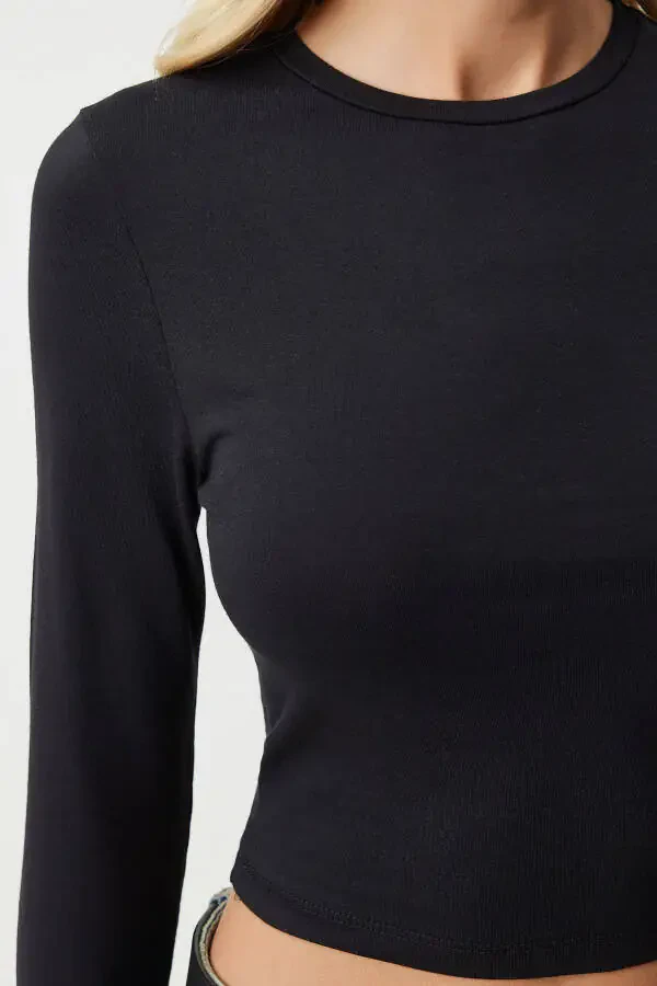 Women's Black Crew Neck Basic Cropped Knit Blouse OW00034 - 4