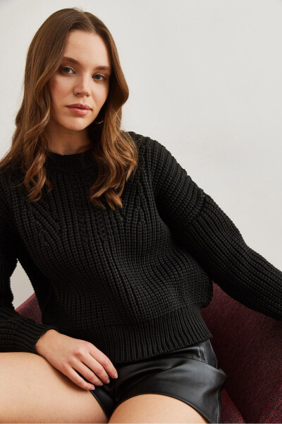 Women's Black Crew Neck Chunky Knit Oversized Pullover - 4