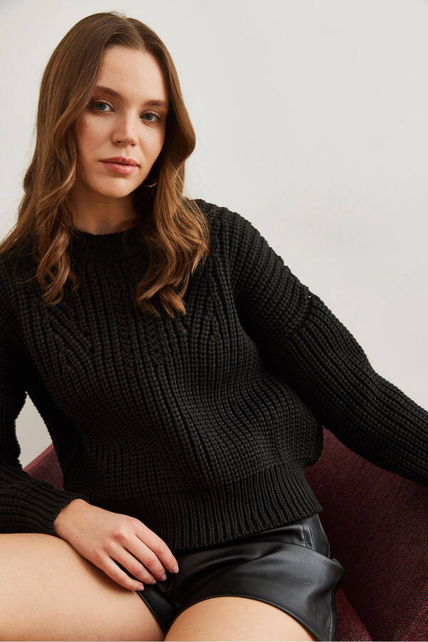 Women's Black Crew Neck Chunky Knit Oversized Pullover - 4