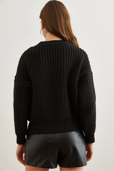 Women's Black Crew Neck Chunky Knit Oversized Pullover - 6