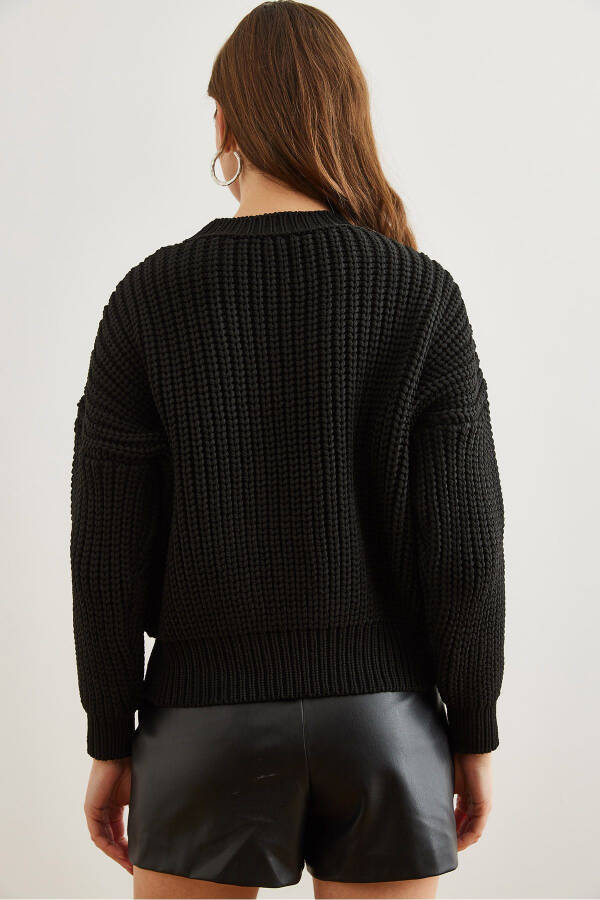 Women's Black Crew Neck Chunky Knit Oversized Pullover - 6