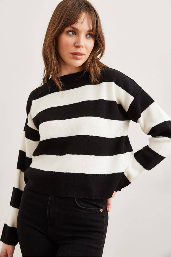 Women's Black Crew Neck Striped Knitted Sweater KZK-19000932 - 4