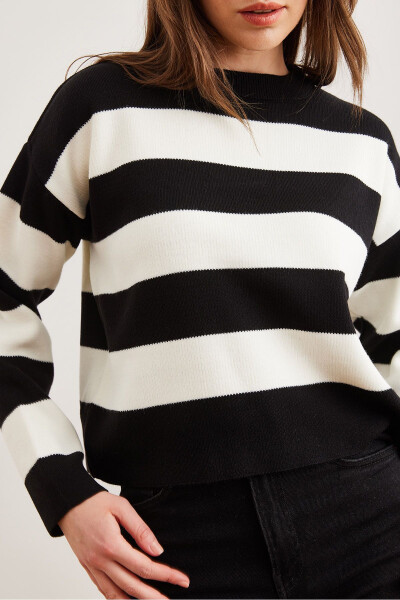 Women's Black Crew Neck Striped Knitted Sweater KZK-19000932 - 5