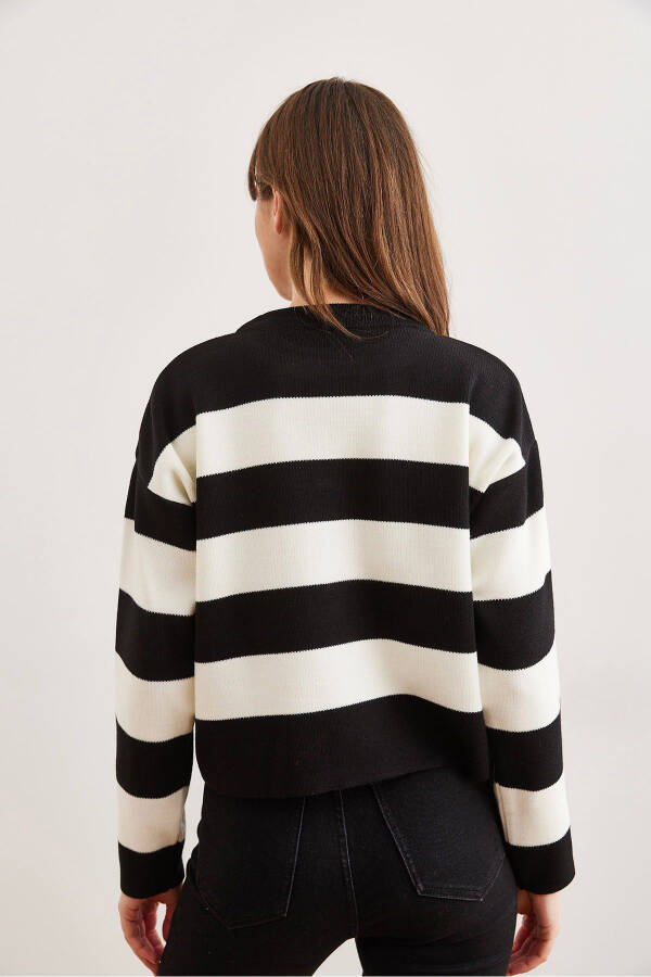 Women's Black Crew Neck Striped Knitted Sweater KZK-19000932 - 7