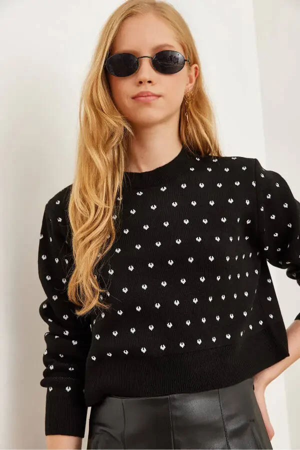 Women's Black Heart Detailed Crop Knitted Sweater - 1