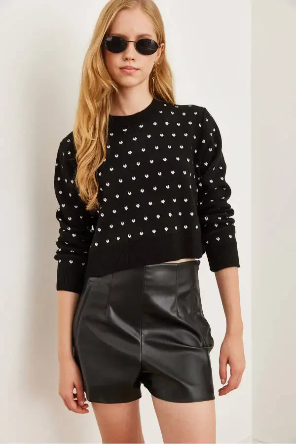 Women's Black Heart Detailed Crop Knitted Sweater - 2