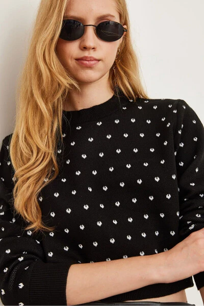 Women's Black Heart Detailed Crop Knitted Sweater - 5