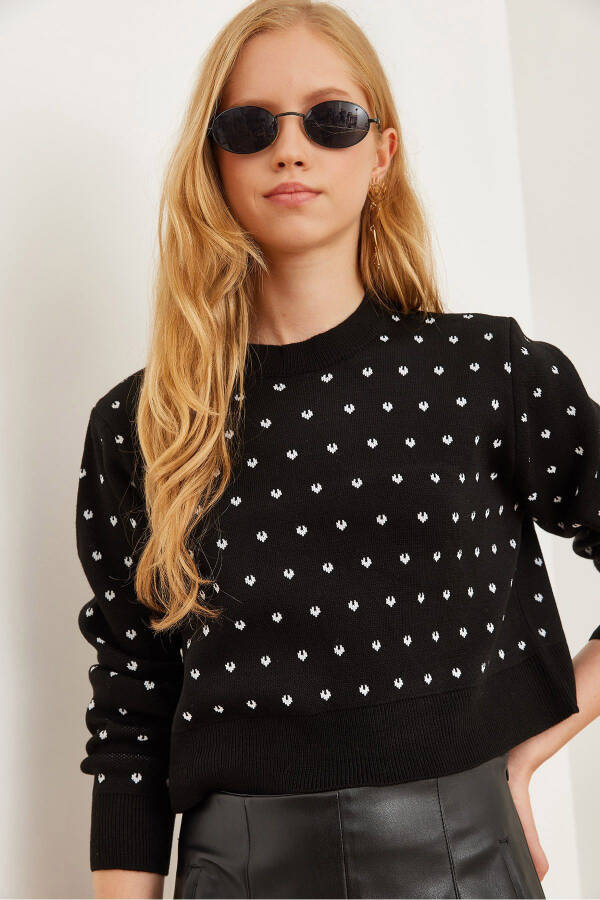 Women's Black Heart Detailed Crop Knitted Sweater - 1