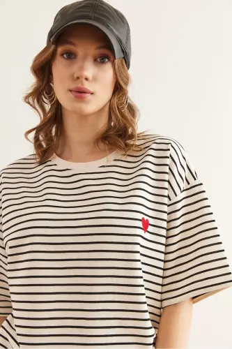 Women's Black Heart Embroidered Striped Relaxed Fit T-shirt - 3