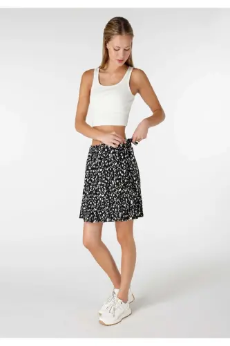 Women's black mini skirt with floral print (regular fit) - 3