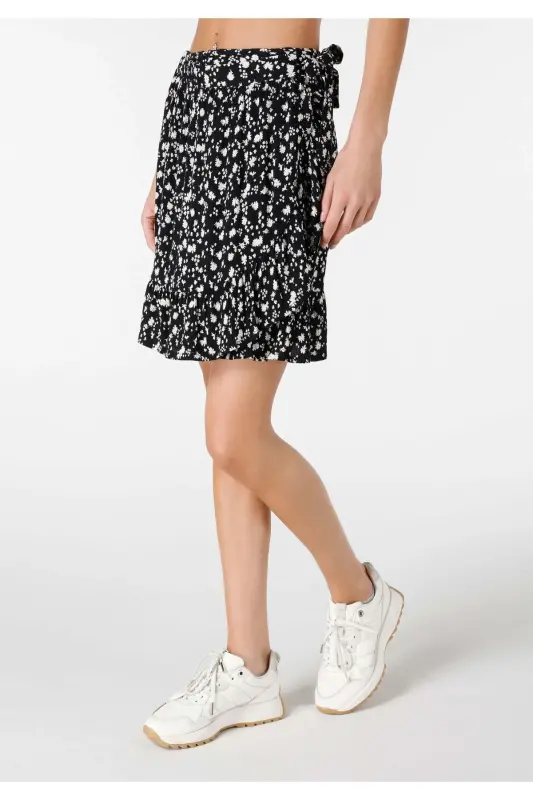 Women's black mini skirt with floral print (regular fit) - 4