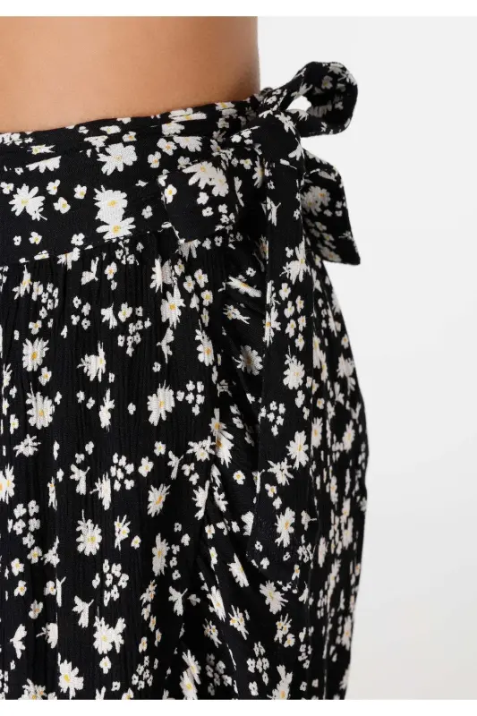 Women's black mini skirt with floral print (regular fit) - 5