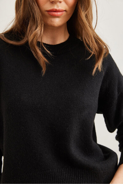 Women's Black Oval Neckline Basic Knitted Sweater KZK-19000914 - 5