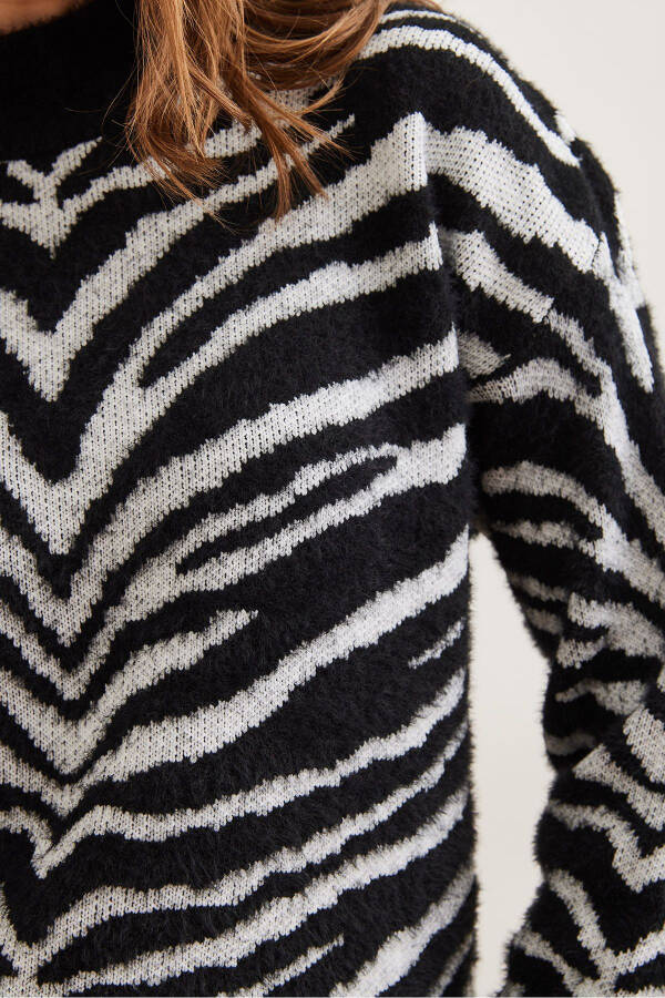 Women's Black Soft Textured Zebra SweaterKZK-19000899 - 7