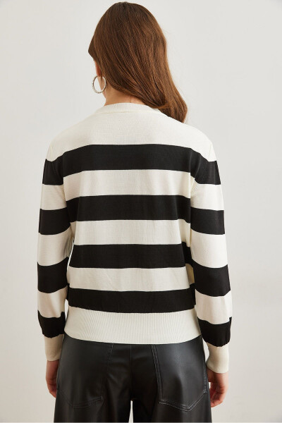 Women's Black Stripe Turtleneck Sweater KZK-19000904 - OLALOOK (1)