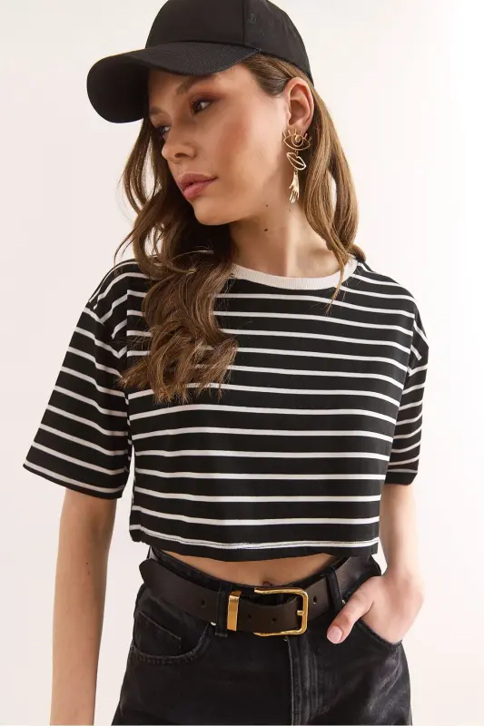 Women's Black Striped Oversize Crop T-Shirt TSH-19000877 - 3