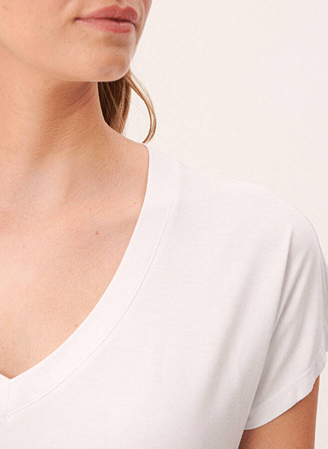 Women's blue V-neck relaxed fit plain white t-shirt. - 5