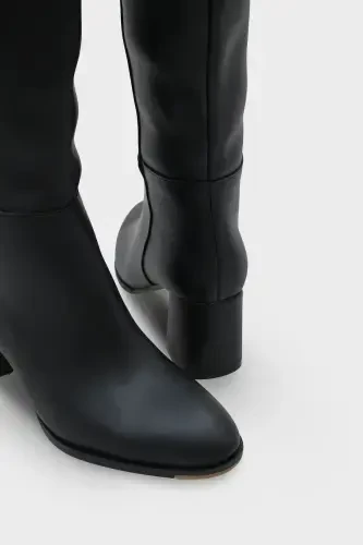 Women's boots with oval toe, side zipper and heels - 6