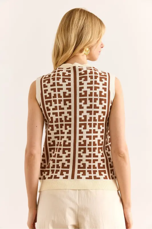 Women's Brown Button Detailed Geometric Patterned T-Shirt - 2