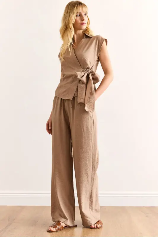 Women's Camel Tie Detail Top Blouse with Bottom Pockets - OLALOOK