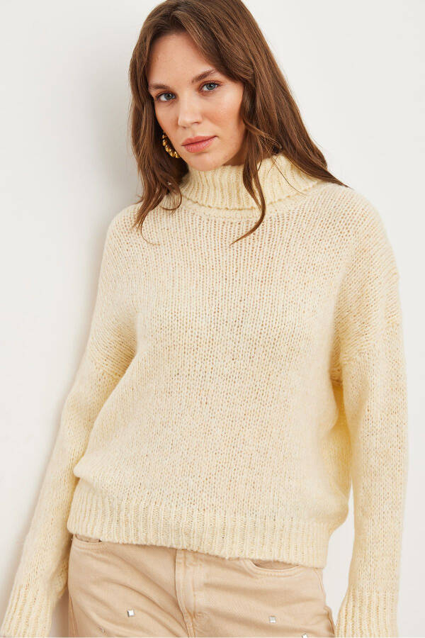 Women's Cream Crew Neck Soft Textured Chunky Knit Sweater - 3