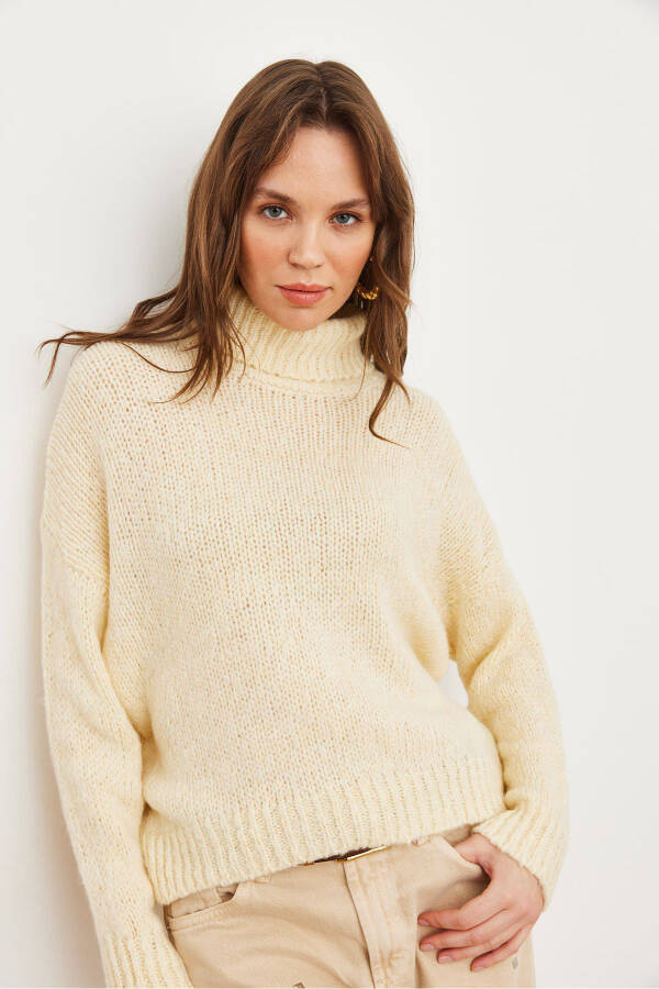 Women's Cream Crew Neck Soft Textured Chunky Knit Sweater - 6