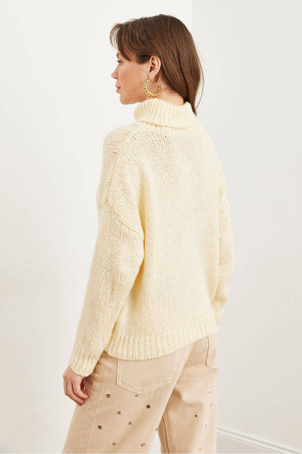 Women's Cream Crew Neck Soft Textured Chunky Knit Sweater - 7