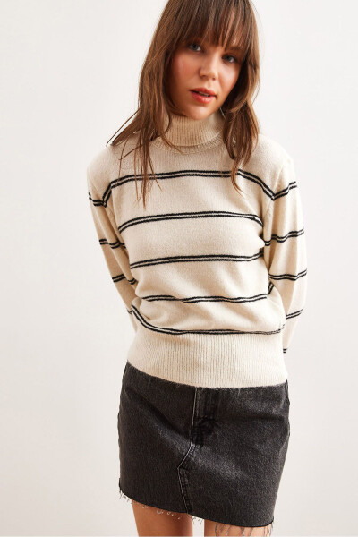 Women's Cream Crew Neck Striped Knit Sweater KZK-19000929 - OLALOOK