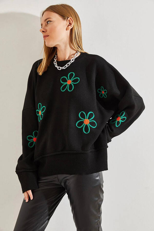 Women's Daisy Embroidered Knit Sweater - 12