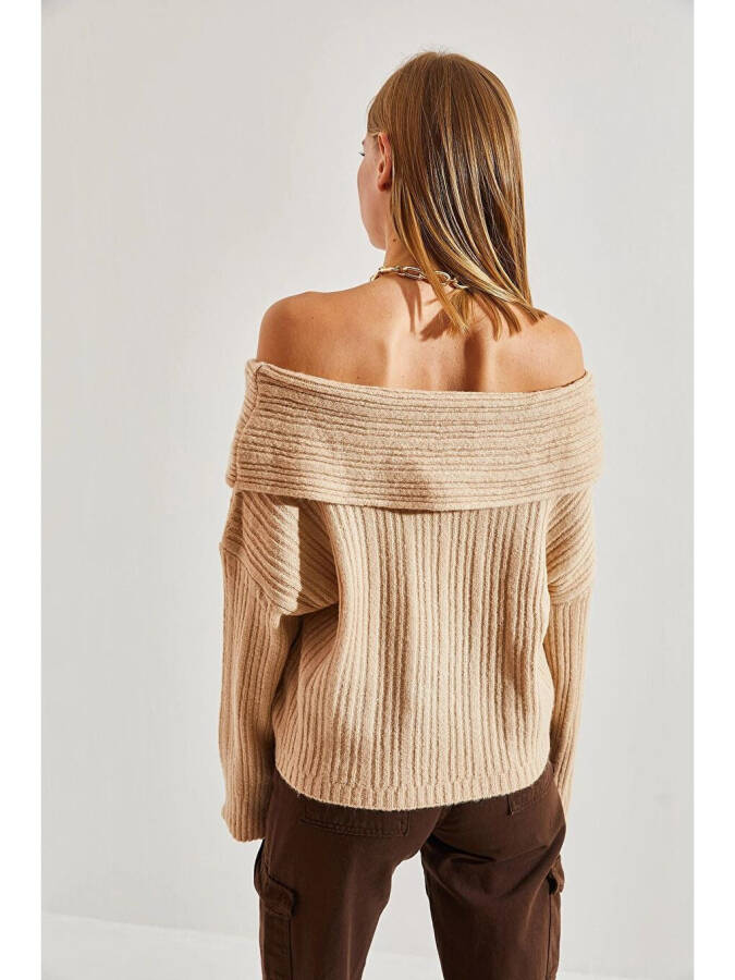 Women's Degaje Neck Sweater - 2