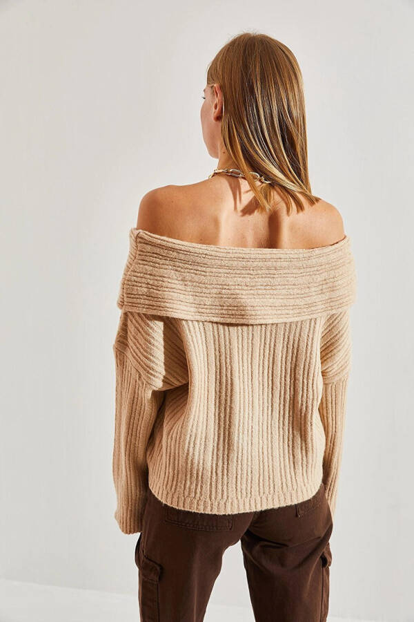 Women's Degaje Neck Sweater - 12