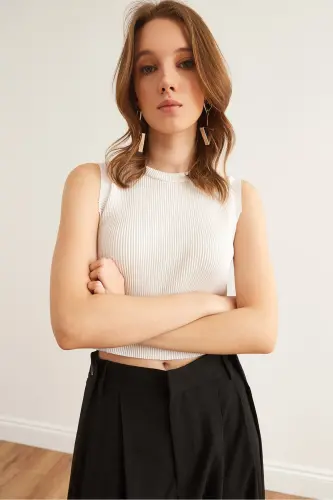 Women's Ecru Bisiklet Yaka Sleeveless Pleated Blouse BLZ-190 - 4
