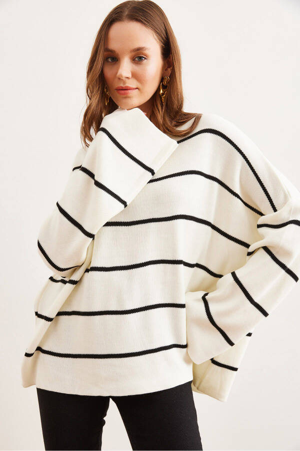 Women's Ecru Boat Neck Striped Loose Knitted Sweater KZK-19000921 - 3