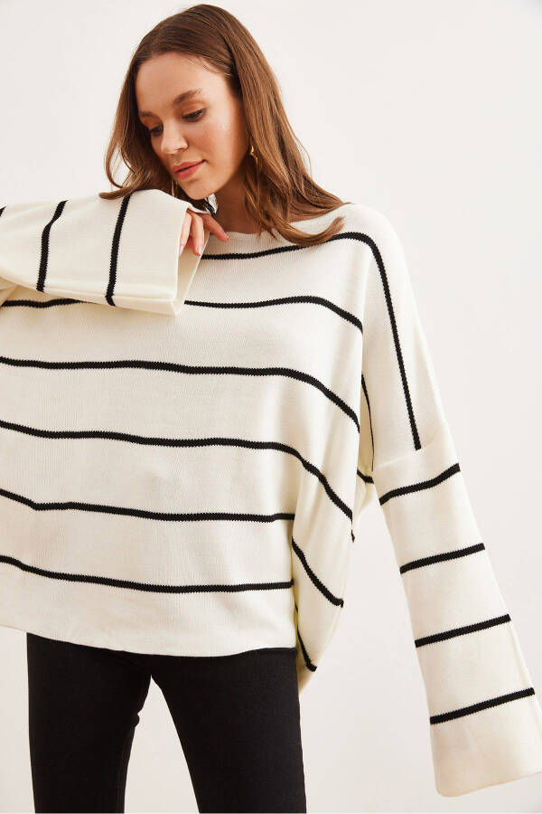 Women's Ecru Boat Neck Striped Loose Knitted Sweater KZK-19000921 - 4