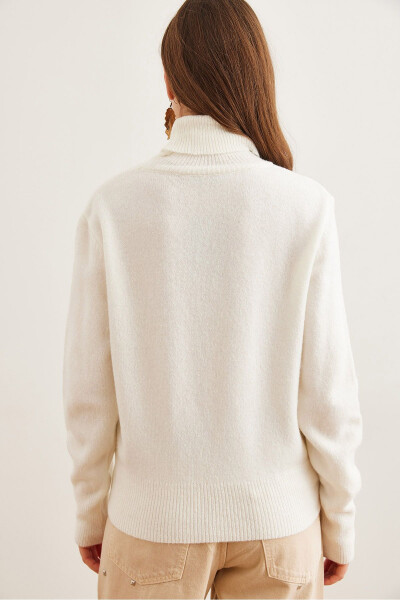 Women's Ecru Crew Neck Soft Texture Knit PulloverKZK-19000897 - 2