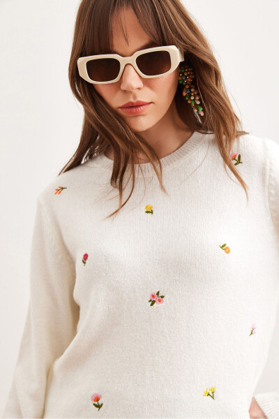 Women's Ecru Embroidered Soft Texture Knitted Sweater KZK-19000930 - OLALOOK