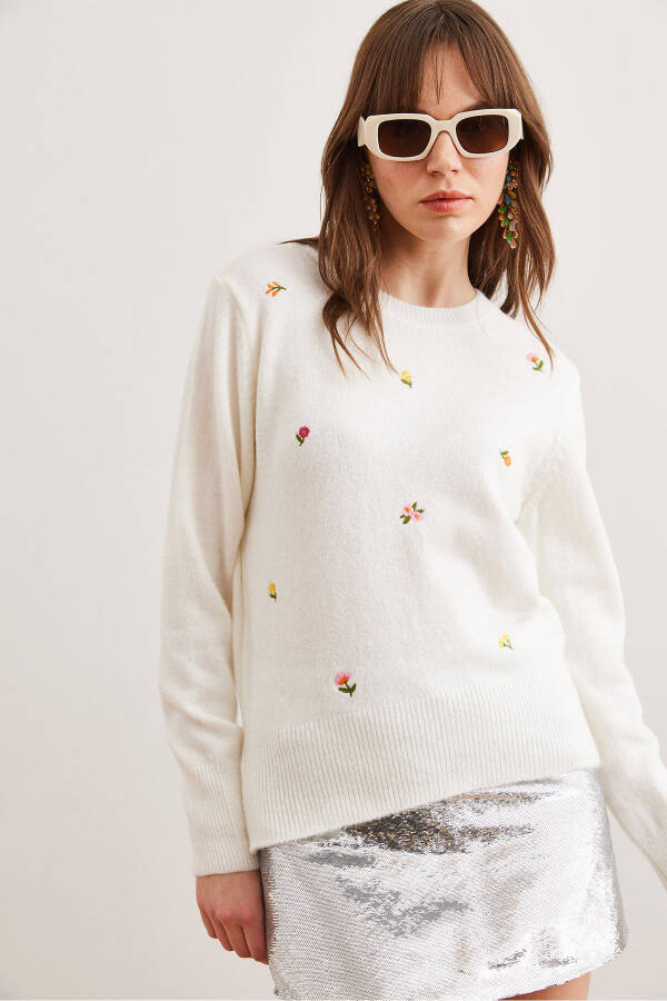 Women's Ecru Embroidered Soft Texture Knitted Sweater KZK-19000930 - 2