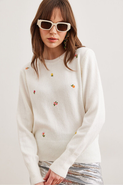 Women's Ecru Embroidered Soft Texture Knitted Sweater KZK-19000930 - 3